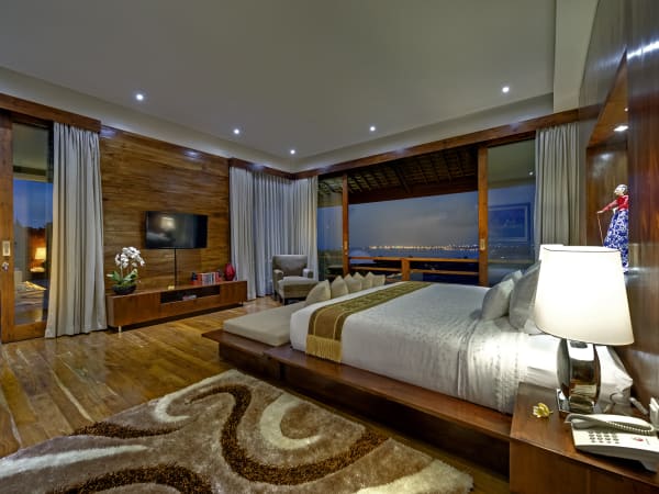 Villa Aiko - Restful master bedroom with stunning ocean view